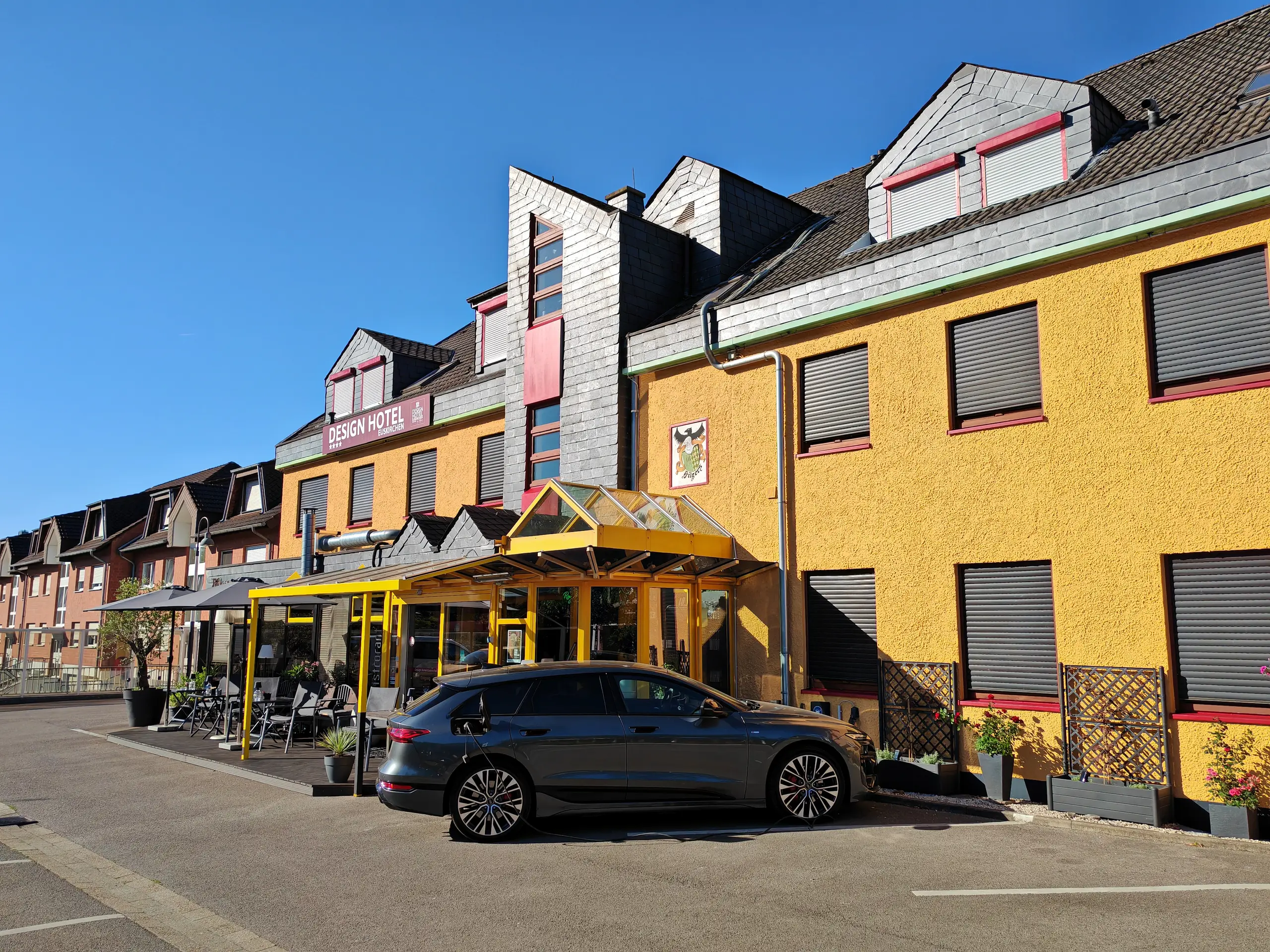 Frontansicht Design Hotel Euskirchen mit neuer Terrasse