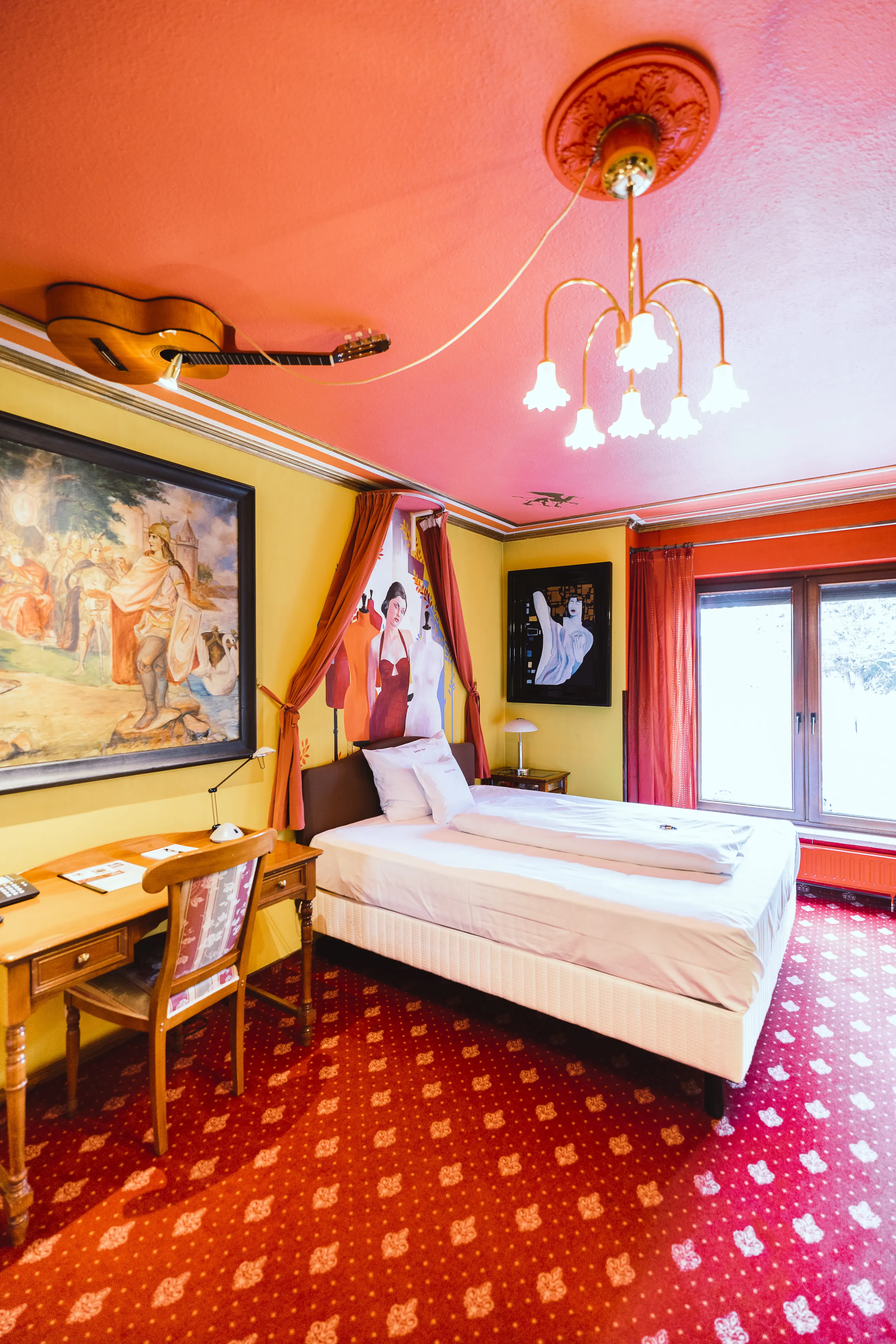 Spacious, bold, expressive—a room for anyone who likes to think big and enjoy plenty of space.